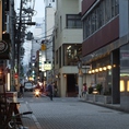 呉服町通りと両替町通りの間の通り、中島屋ホテル横の通りを真っ直ぐ行き、江川町通りを超えて行きます。