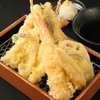 目の前で揚げたてサクサクの天ぷらをご提供！