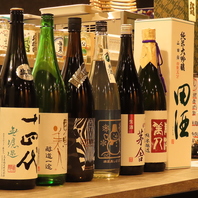 自慢の料理を彩る厳選日本酒の数々。