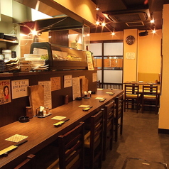 ふらりと立ち寄るのに最適な当店は、低めのカウンター席で、仕事帰りの方々が静かに楽しむ事ができます。また、スタッフとの距離が近いため、気軽に会話を楽しむことができ、初めての方でも安心して過ごせます。一人での訪問も大歓迎で、心地よい空間の中で自分だけの時間を満喫できるのが魅力◎是非一度お立ち寄り下さい。