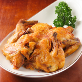 中国現地の屋台文化を再現した店内は、まるで海外旅行気分を味わえる非日常空間。ネオンや提灯が彩る空間は写真映え抜群で、女子会やデートにも最適。気軽に立ち寄れるカジュアルさも魅力です。