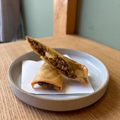 キーマカレーとクリームチーズの揚げ春巻き