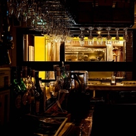 豊富な種類のグラスワインとシックな店内