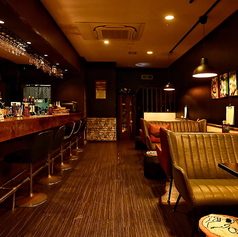 20名様前後の規模での貸切宴会にぴったりな空間です。黒を基調とした落ち着いた店内で、こだわりのジビエ料理を囲みながらプライベートな時間をお過ごしいただけます。女子会や会社宴会、打ち上げなど、様々なシーンに対応可能です。人数やご予算、コース内容などのご相談もお気軽にどうぞ。