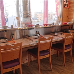 窓際に面した開放的なカウンター席は、お一人様でも気兼ねなく一人焼肉を楽しめる特等席です◎一人一台のロースターを完備しており、自分のペースでじっくりとお肉を焼き上げることができます。隣との間隔も適切に保たれ、ランチタイムの素早いお食事や、仕事帰りの一杯にも最適なプライベート空間を提供します。