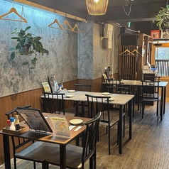 2名様掛けのテーブル席を2卓ご用意いたしております。会社の同僚の方との仕事帰りの軽飲みなどに是非ご利用ください。