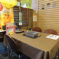 【ガーデンテーブル席】開放感あふれる屋外でありながら、急な雨や強い日差しも安心の屋根付きテラス席です。4名様から6名様までゆったり座れ、BBQ気分でワイワイ楽しめます。心地よい風と絶品焼肉をご満喫ください。