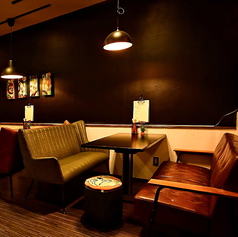 少人数での会食やご家族でのご利用にぴったりの4名用ソファ席です。プライベート感のある落ち着いた空間で、周囲を気にせずお食事をお楽しみいただけます。「ジビエを身近に」というコンセプトのもと、お子様連れでも安心して過ごせる心地よい空間づくりを心がけております。中の町でのディナーにぜひご利用ください。