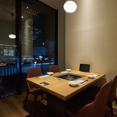 4名掛けテーブル(椅子席)が横並びの個室タイプ