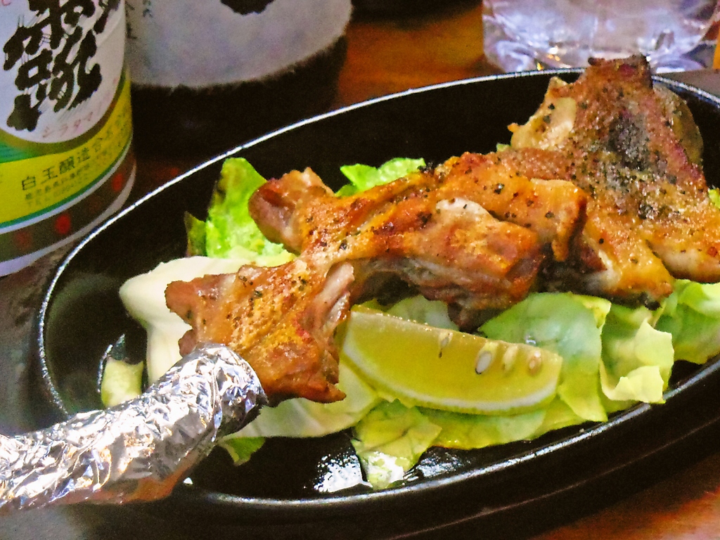 『骨付きもも焼(親鶏)』 好みに合わせて、柔らかい若鶏と味わい深い親鶏の2種から選べるのが嬉しい♪