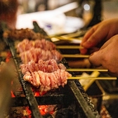 【こだわりの土佐備長炭】当店自慢の“串焼き”を焼き上げるこだわりの土佐備長炭は葡萄の枝を使った瞬間燻製、池田Natan葡萄酒醸造所の葡萄枝を使用しております。