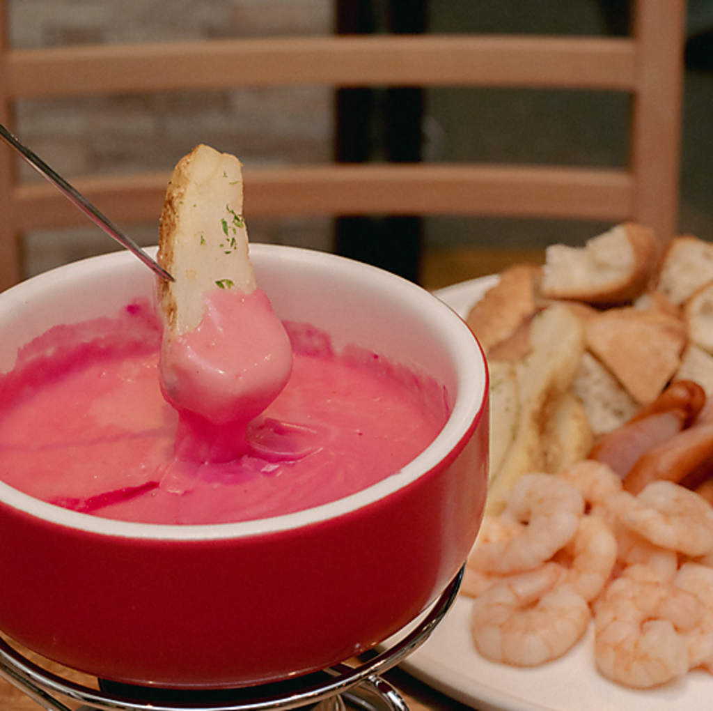 ☆PeCoPeCo名物のピンクのチーズフォンデュ☆ぜひご賞味ください！