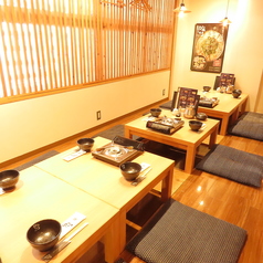 2名様からゆったりと寛げる、2階フロアの掘りごたつ席です。温もりある木目調のテーブルに、柔らかな座布団と落ち着いた照明が、和の情緒溢れる癒やしの空間を演出します。竹のカーテンで仕切られた半個室風の造りで、周囲を気にせず食事をお楽しみいただけます。