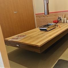 畳の温もりが心地よいお座敷席は、靴を脱いでリラックスした時間を過ごしたい方にぴったりです。襖で仕切られた空間はプライベート性が高く、ご親戚の集まりや小さなお子様がいるご家庭でも周囲を気にせずお食事が楽しめます。広々とした木製のテーブルで、精肉店自慢の贅沢な盛り合わせを囲みながら会話も弾みます♪