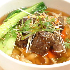 煮込みげんこつ肉のせ刀削麺
