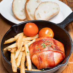 女性に人気♪ベーコン包みカマンベール焼きフォンデュの写真