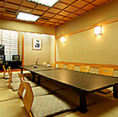 3階には小グループ専用の座敷個室がございます。接待や会合など、周りを気にせず落ち着いてご利用いただける空間です。