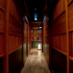 梅田駅、大阪駅から徒歩3分と、抜群のアクセスなのも嬉しいポイントです。美味しい料理を時間を忘れてお楽しみいただけます。スタッフ一同心よりご来店を、お待ちしております。