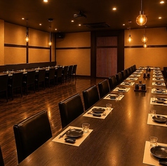 グループでの飲み会に最適な4名様のお席を19卓完備しております。広々とした店内は清潔感があり、モダンな雰囲気が魅力です◎女子会や合コン、仕事仲間との宴会など、様々なシーンで使い勝手の良いお席です♪人数に合わせてお席を繋げることも可能ですので、お気軽にご相談ください。