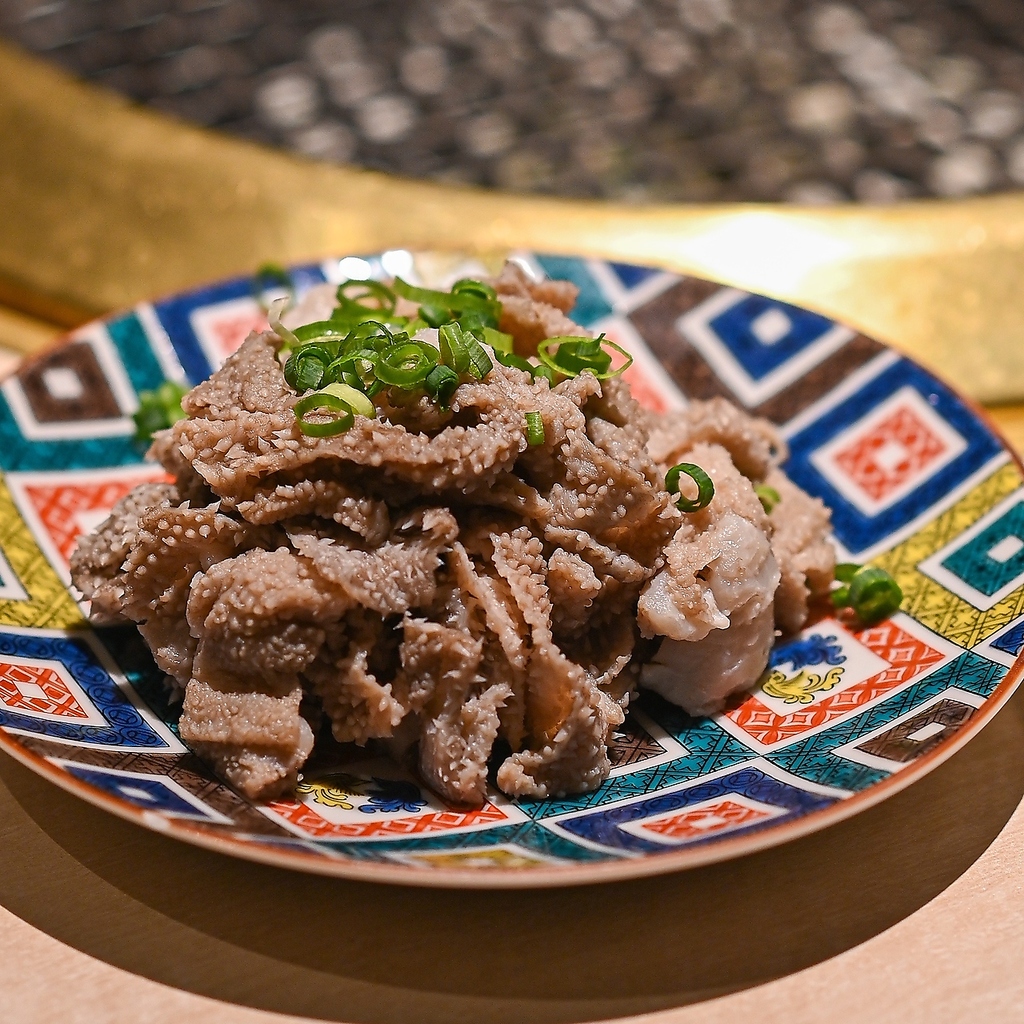 黒毛和牛や生肉を使用した逸品料理など『もう食えません！』となるまでお出しする喰切スタイル