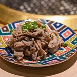 黒毛和牛や生肉を使用した逸品料理など『もう食えません！』となるまでお出しする喰切スタイル