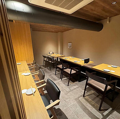 6名様、8名様、10名様など、様々な人数に合わせてご案内できるテーブル席です。5名様以上のご予約はお電話にてお早めにご相談ください。