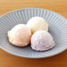 3色のアイス（芋タルト・バニラ・メロン）