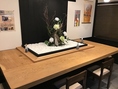 【コの字カウンター/1～6名様】少人数でのご来店に◎会話が弾む人気のコの字型席。店内には顔が見えやすく会話が弾む人気のコの字型カウンター席をご用意。1～6名様でご利用可能で、ご友人同士の飲み会や少人数グループにおすすめです◎温かみのある和空間で、ワンランク上の料理とお酒をご堪能ください。