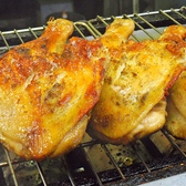 余分な鶏の脂を落としながら焼いた骨付き鳥は、辛くなく直火焼き独特の鶏肉本来の美味しさを味わえます。他店の1・5倍大きい骨付き鳥はボリューム満点！皮はパリッと肉はジューシーで食感もお楽しみいただけます！