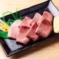 当店はラム肉以外の料理もこだわりの逸品を提供しております。10種類上の牛肉メニューやこだわり産地の豚肉、鶏肉メニューもございます。それ以外にも野菜、ご飯物など様々なラインナップとなっておりますので幅広いお客様にお楽しみいただけます。