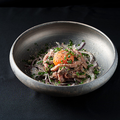 トリュフ薫る低温調理の牛ユッケ