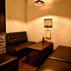 グループでの飲み会や女子会に最適な、ゆったりとした7名用ソファ席です。黒を基調としたシックな内装と、元バーを改装した落ち着いた照明が、特別な夜を演出します。広々とした座面で、ジビエ料理を囲みながら賑やかなひとときをお過ごしいただけます。人気のお席のため、早めのご予約がおすすめです。