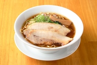駅近のラーメン専門店◎広々空間でこだわりの一杯を堪能