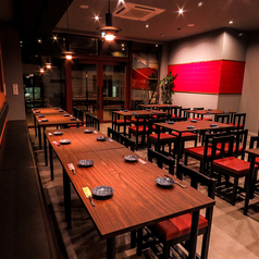 全席テーブル席になります。組み合わせ比較的自由です。少人数~大人数もOKです。貸切は40人~50人程度ご相談ください。