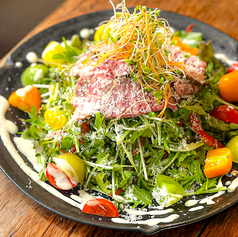 和牛ローストビーフのシーザーサラダ