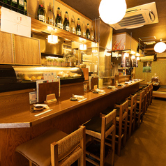 新密度抜群のカウンター席♪目の前で藁焼きが見れる特等席！