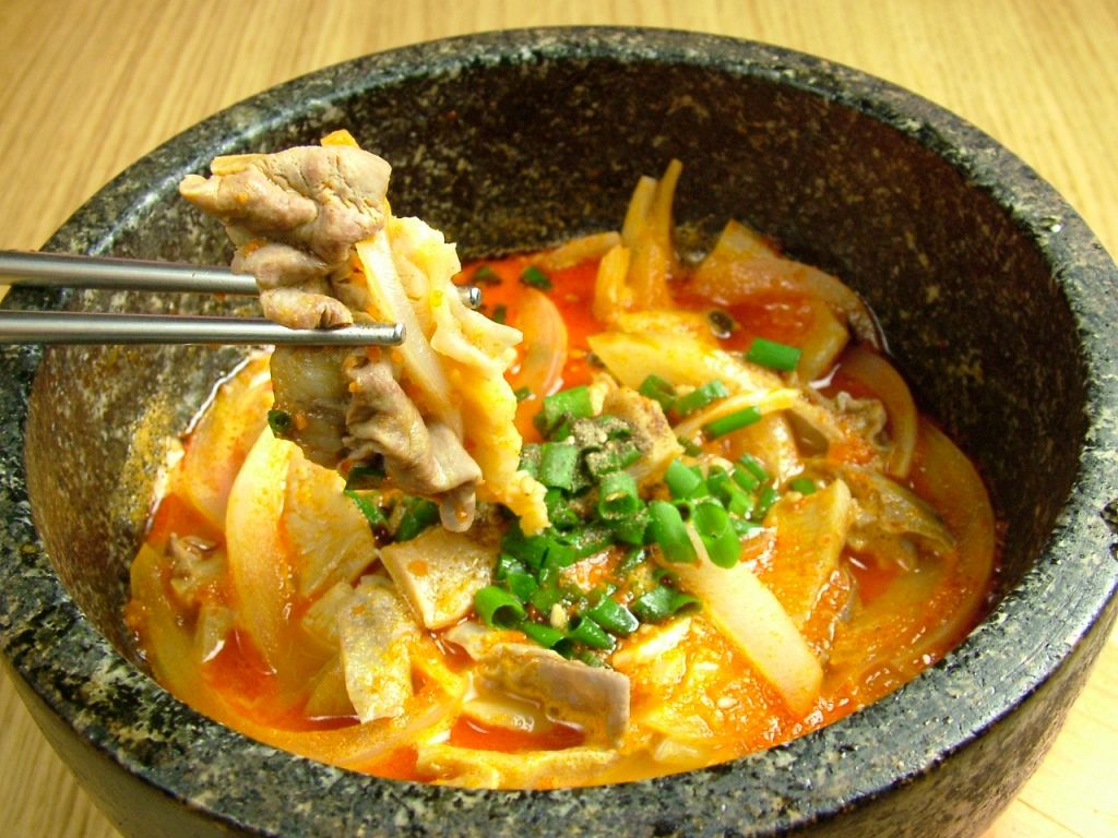 ホルモン辛煮込み…タフク自慢の逸品★ピリ辛のスープとホルモンの相性はばっちり♪お酒のお供に。