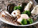 旬の新鮮魚介もございます。牡蠣、車海老、鮑も鉄板で焼き上げます。