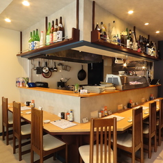 カウンターは9席ございます。