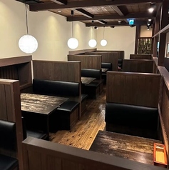 【ボックステーブル席 : 2名から4名様】周囲を気にせず過ごせるため、会食や接待などのビジネス利用、お祝い事や記念日、誕生日、デートにも最適です。さらに観光での利用や忘年会など、各種宴会にも便利な空間。落ち着いた大人の隠れ家のような雰囲気の中で、至福の時間を心ゆくまでお過ごしください。
