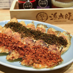 名物！浜ちゃん餃子、唐辛子系の赤、黒胡椒系の黒