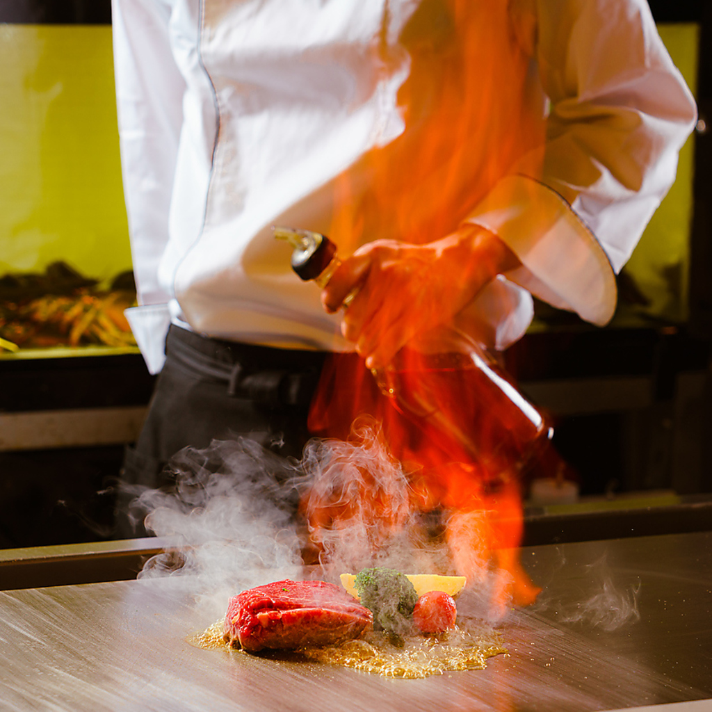 圧巻のパフォーマンス！目で耳で鼻で舌で…「極上肉」と「道産食材」を五感で楽しむ鉄板焼き。