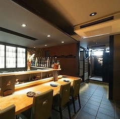 お店まるごと貸し切って宴会をお楽しみいただけます。4名様の個室席を荷物置き場にするなど、臨機応変にご利用いただけます。落ち着いた雰囲気の広々空間で会社仲間やご友人と料理やお酒を囲んで宴会をご満喫ください。