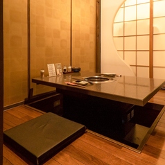 襖で仕切られた落ち着いた雰囲気の完全個室。こちらは2～4名様でご利用いただけます。しっかりとプライベートな空間でお食事が楽しめるので、デートや記念日、女子会などのご利用にも最適。お祝い用のプレートなどのご用意もご相談ください。