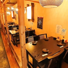 【2-4名様向けテーブル席】当店のお座敷席は、靴を脱いでゆったりくつろげ多くの方にご利用いただける、くつろぎと美味の調和が感じられる特別な場所です。和の趣を感じる広々としたスペースで、ゆったりとしたひとときを提供いたします。家族や友人との楽しい時間に最適です。お子様連れのお客様にピッタリのお席です。