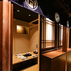 【掘りごたつ個室】ゆったりできる4名様のテーブル個室は人気です♪デートや大切な方とのご利用にピッタリです。接待や会食等、様々なシーンで利用にもご利用ください。（2名様から利用OK落ち着いた雰囲気の空間を各種取り揃えています。新潟駅まの飲み会は月あかりで決まり。