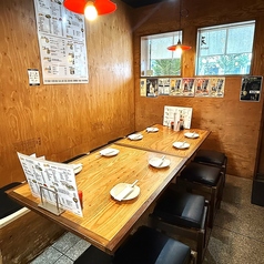 会社宴会や仲間内での飲み会等でゆっくりお食事を楽しめるテーブル席で、団体様にも使って頂きやすいお席となっております。最大9名様までご利用いただけます。
