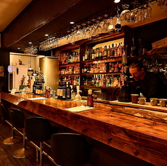 お一人様やカップルに人気のカウンター席を5席完備しております。大阪で8年間、ジビエ専門店を経営していた経験豊富なシェフとの会話を楽しめるのもこの席の特権。お仕事帰りのサク飲みや二軒目利用にも最適です。落ち着いた大人の雰囲気の中で、こだわりのジビエとお酒をゆっくりとご堪能ください。