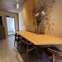 窓際のラウンドカウンター席は、2名様～4名様までご利用可能です。デートや少人数でのご利用におすすめです。