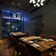 6名掛けと4名掛けのテーブルが横並びの10名様まで対応可能な個室